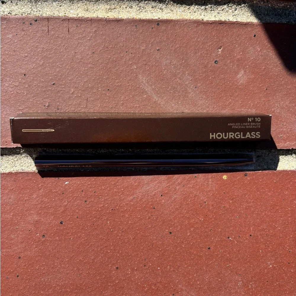Hourglass liner brush